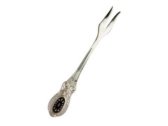Серебряная вилка для лимона с чернением и объемным орнаментом на ручке Купеческая 40020128А05